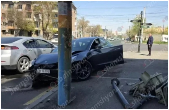 «Tesla»-ն Էրեբունի-Աթոյան խաչմերուկում կոտրել է լուսակիրը և հայտնվել երկաթե սյան մոտ